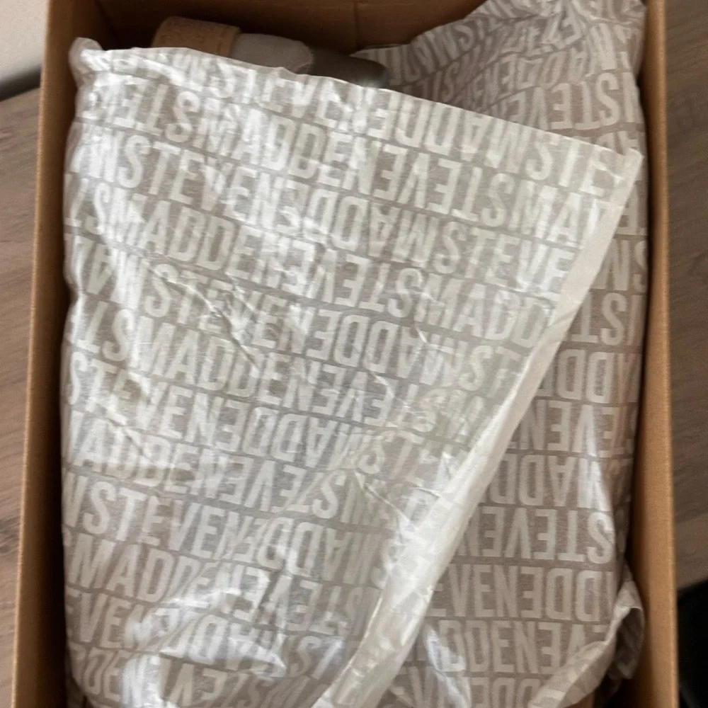 Steve Madden sneakers New in Box size 9 - Picture 8 of 10